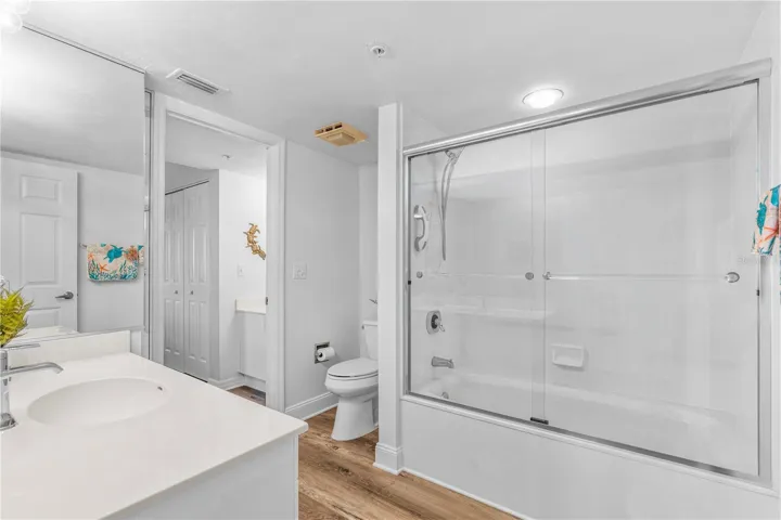 Guest Bath with 2 separate vanitys