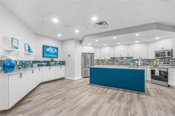 OCEANS 6 SOCIAL ROOM/KITCHEN AREA