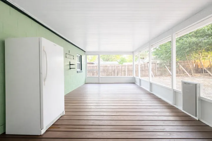 REAR SCREENED LANAI
