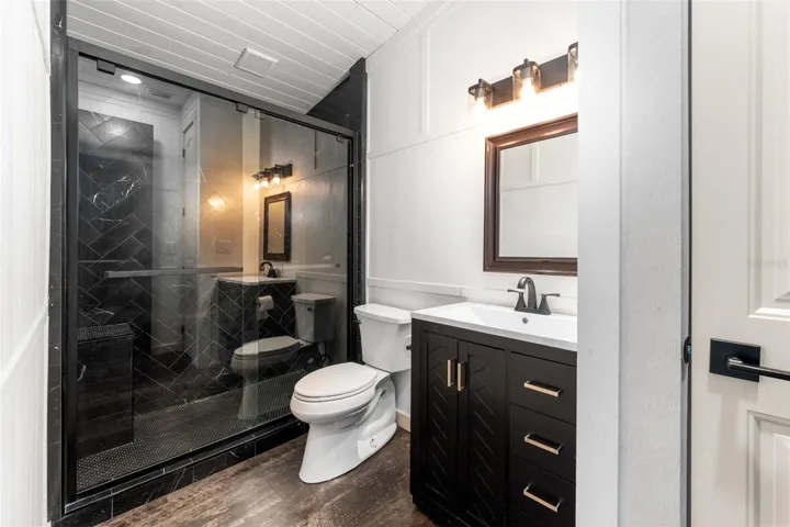 En suite bath in bedroom 3