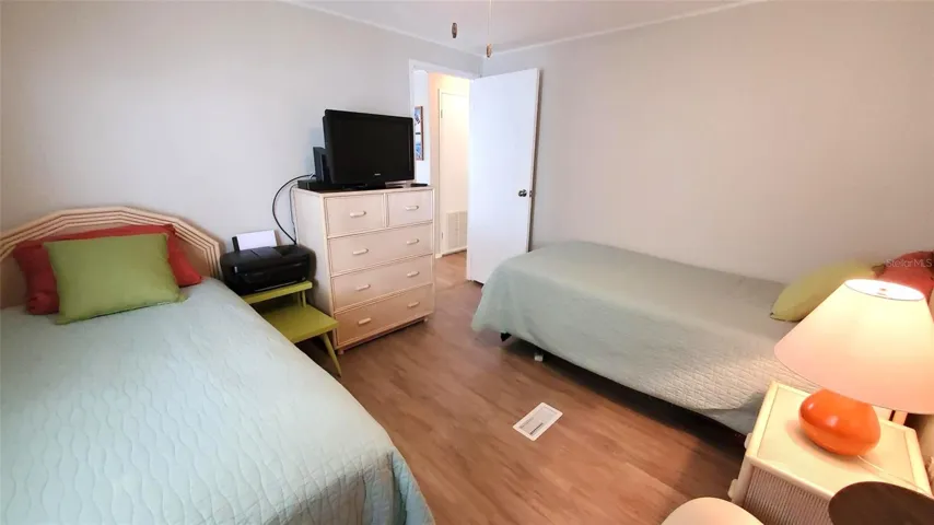 Guest bedroom-twins