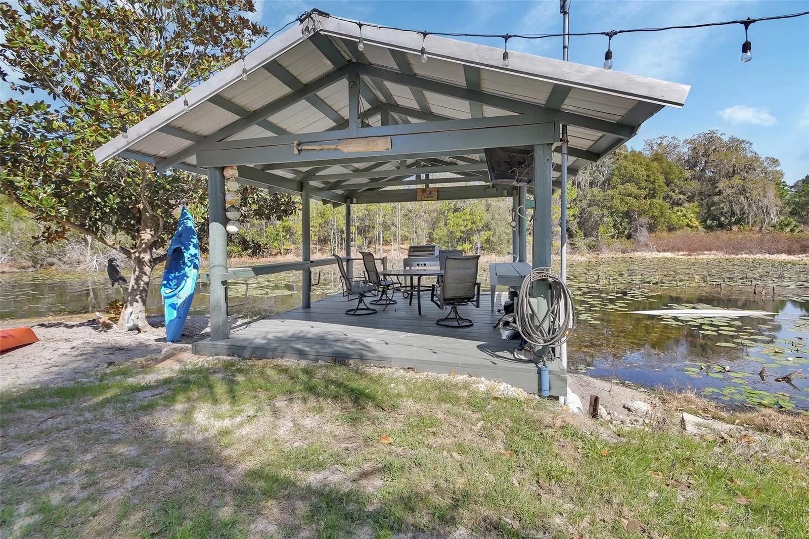 Gazebo by the lake to entertain