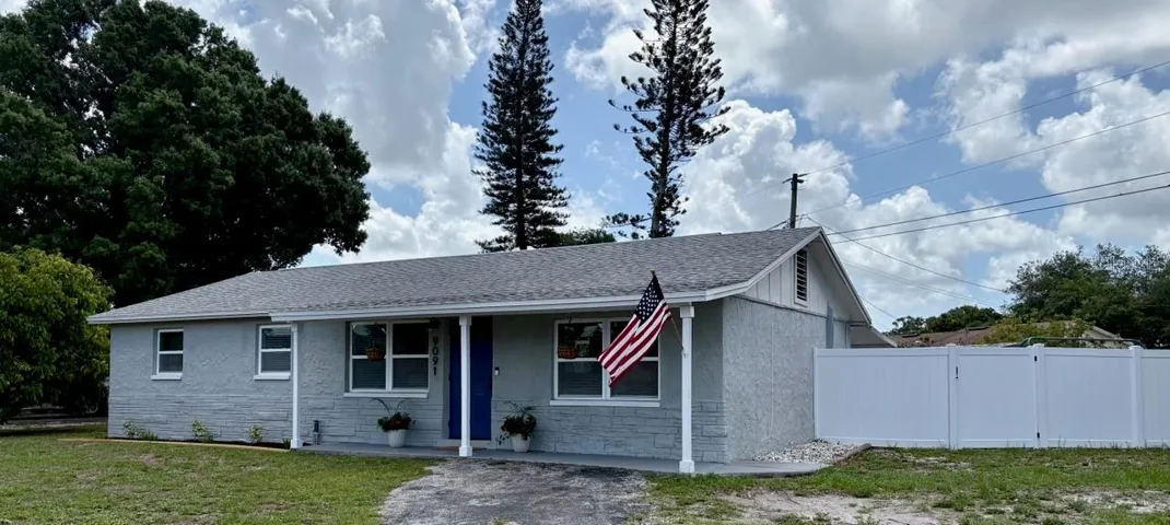 Great curb appeal on this cute single family home!