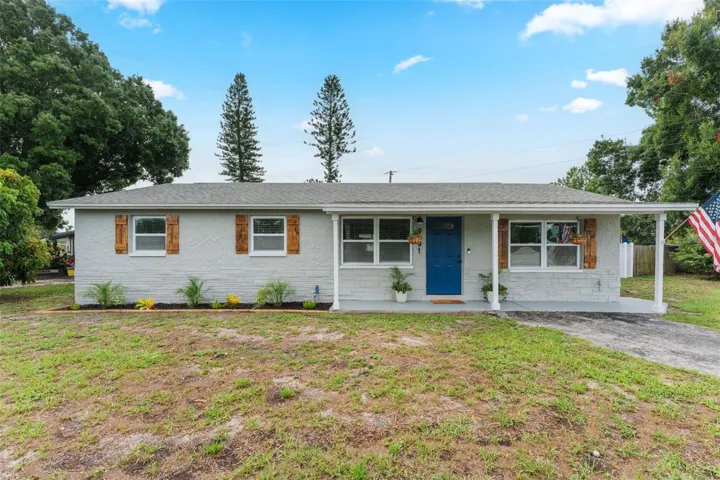Great curb appeal on this cute single family home!