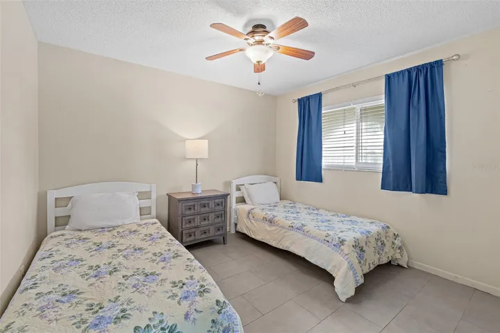 Second bedroom with twin beds