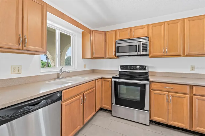Kitchen, full appliance view