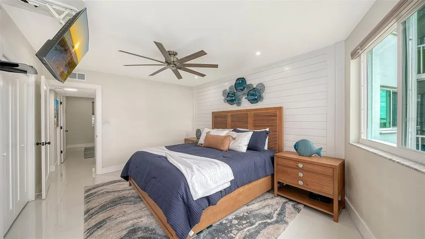 Retractable t.v. ceiling mount.