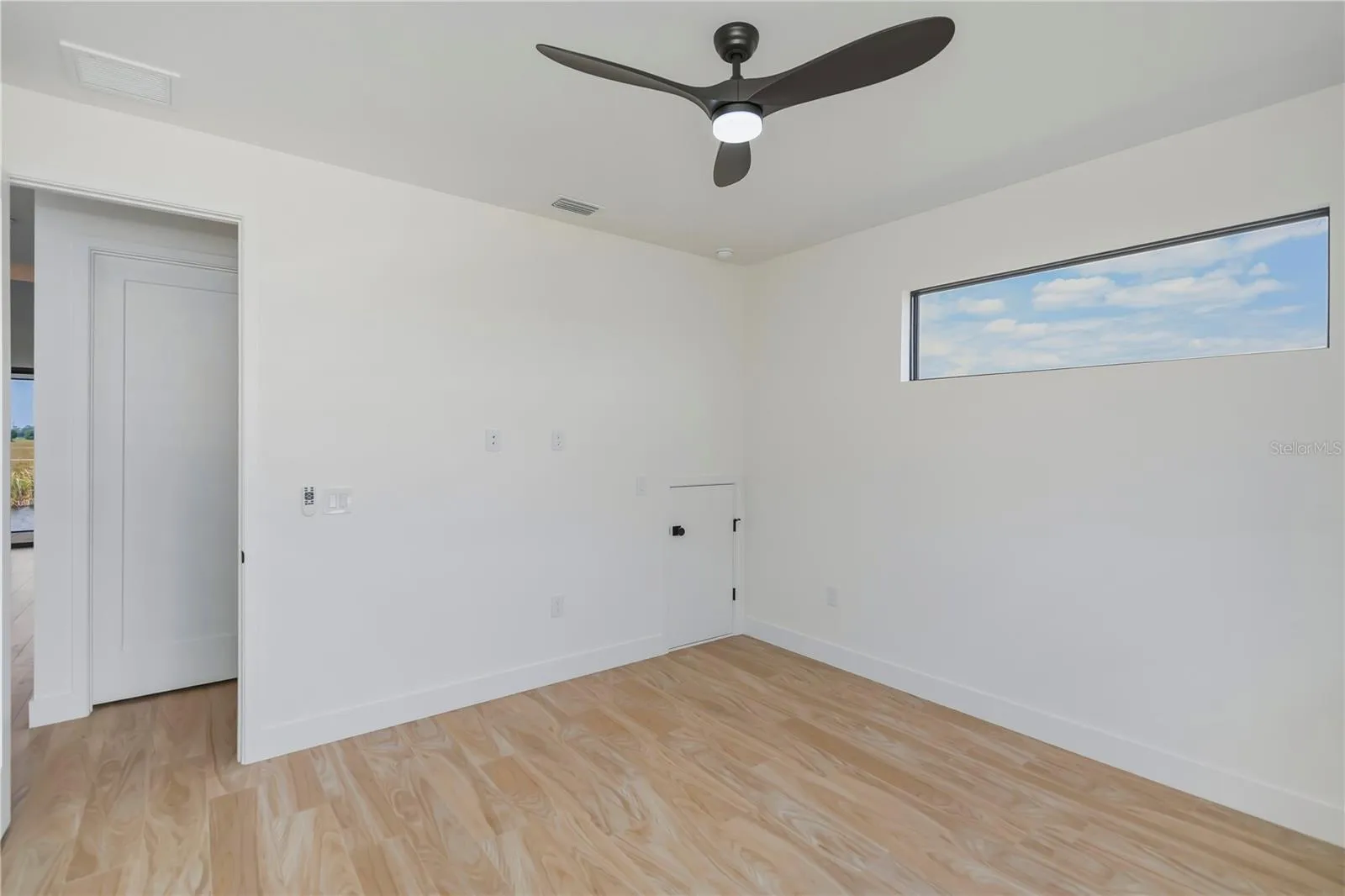 Office / Guest Bedroom 2 (1st Floor)