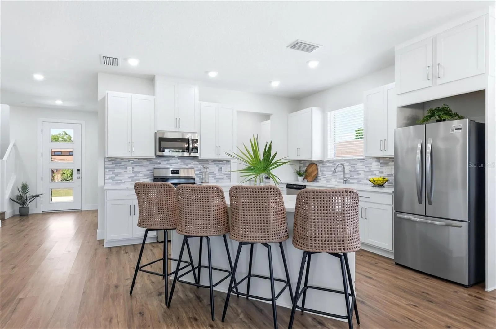 Light and bright kitchen with dining island, butler's pantry and walk-in pantry too