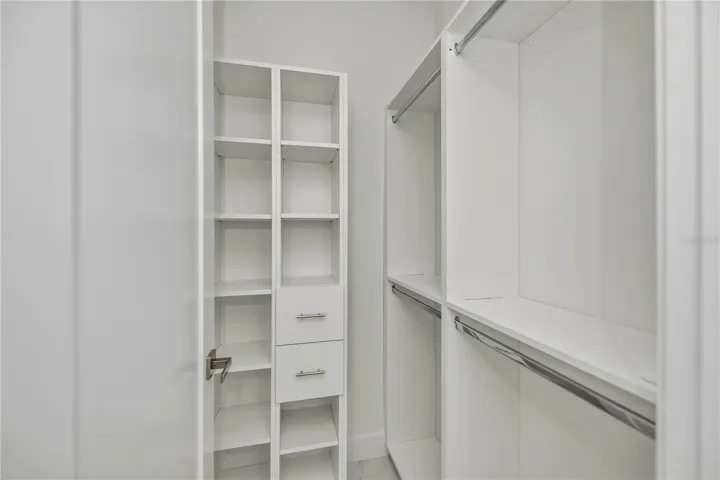Walk in Closet 2 with Organizers