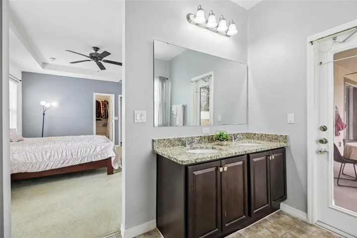 Primary en-suite bath.