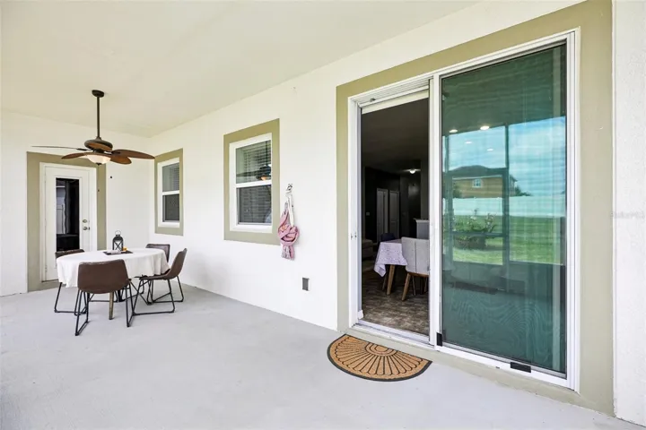 Large screened lanai.