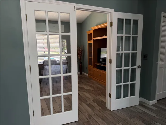 Den/or 4th bedroom.
