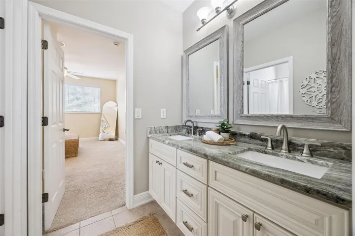 JACK AND JILL Bathroom 3