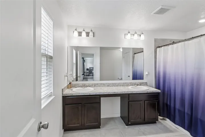 Primary en-suite bath.