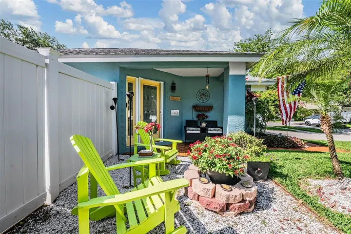 Front Porch - Sitting area