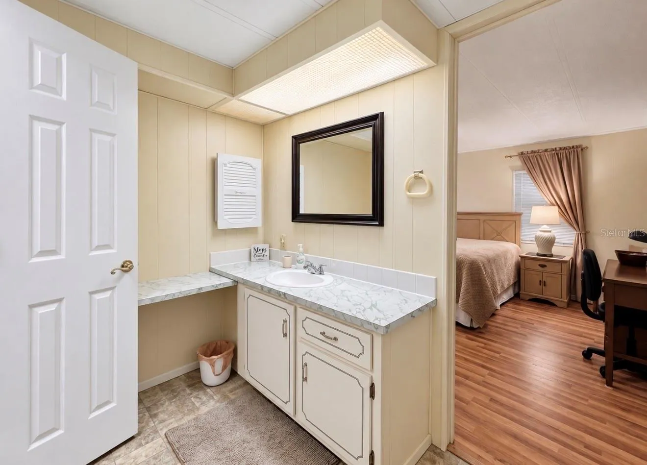 Primary bedroom/vanity