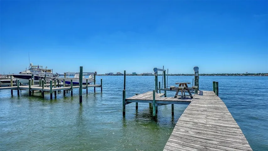 Dock with lift