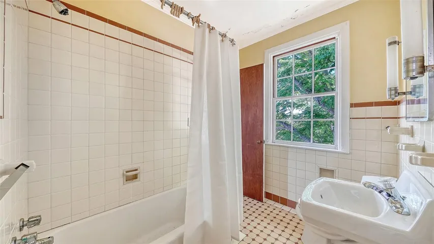 3rd Bath (2nd Floor)