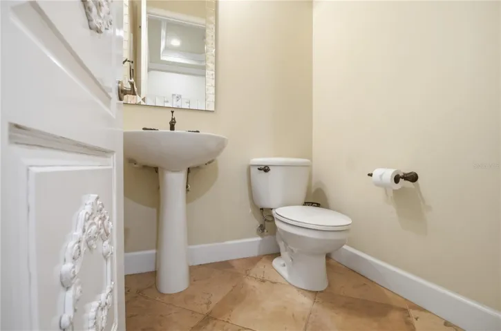 Powder bath with pedestal sink
