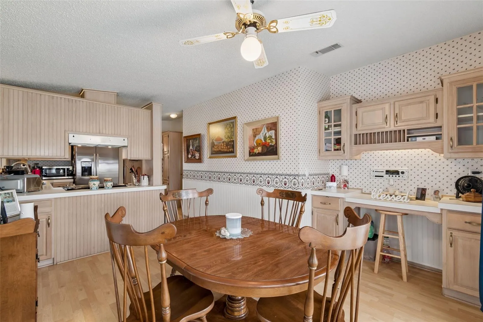 Eat-in kitchen