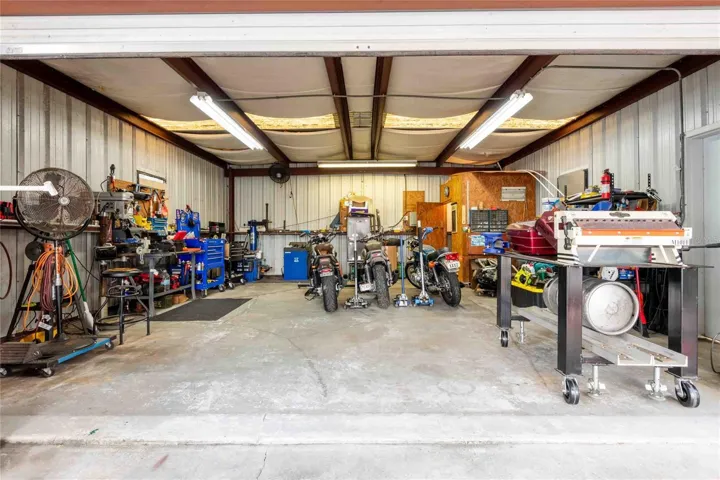 Spacious workshop for car/motorcycle enthusiasts and wood working.