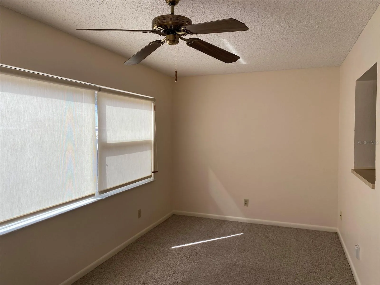 big lanai with large windows, ceilin fan