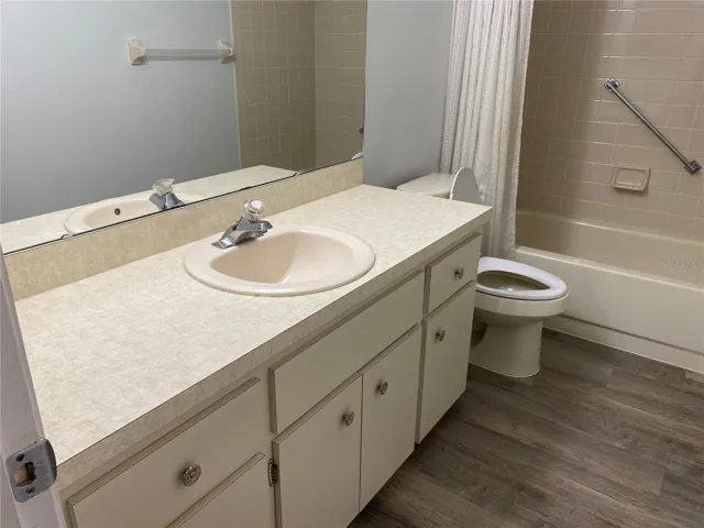 Bathroom: walk-in shower with a handgrip bar.