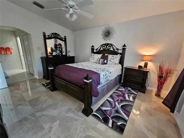 Master bedroom-queen