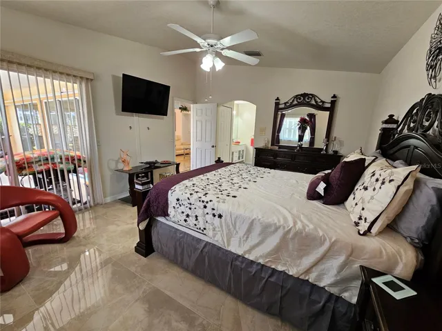 Master bedroom-queen