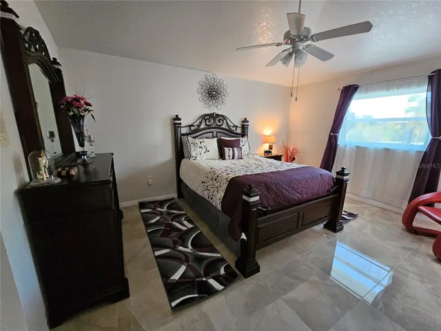 Master bedroom-queen