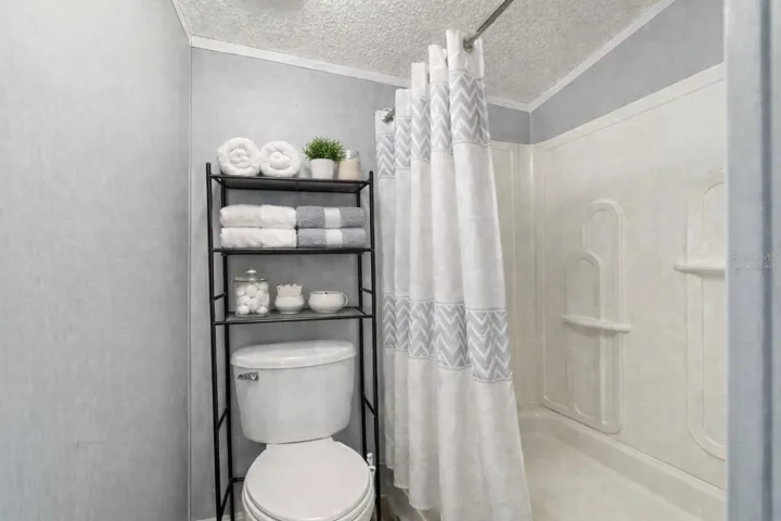 Virtually staged decor