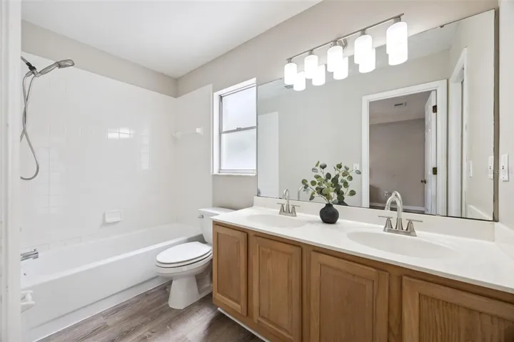 Second Primary Bathroom En-Suite