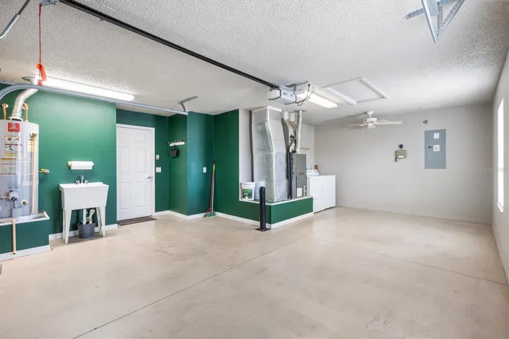SUPER CLEAN GARAGE