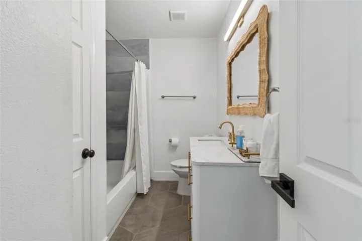 Bathroom 1 - Tub-Shower Combo w/Tile to Ceiling