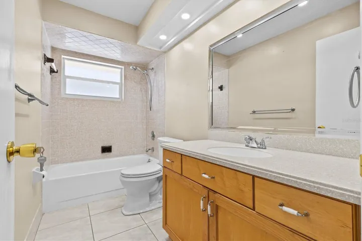 Hall bath with tub/shower combo for practical use
