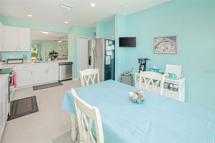 LARGE KITCHEN
