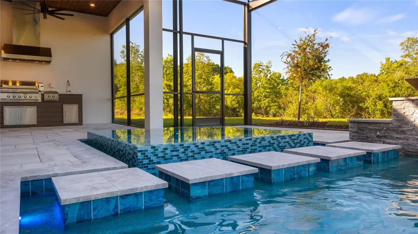 Spa & tables in pool