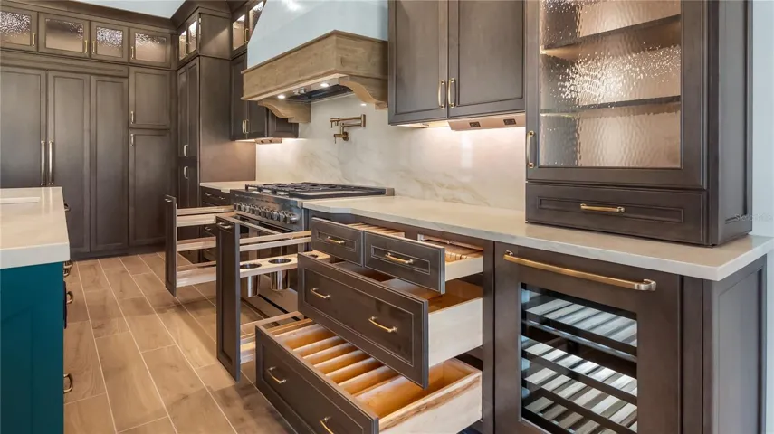 Gas range and oven, Kitchen drawers with gourmet features