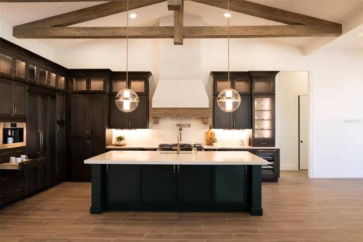 Kitchen-w/ coffee cafe area