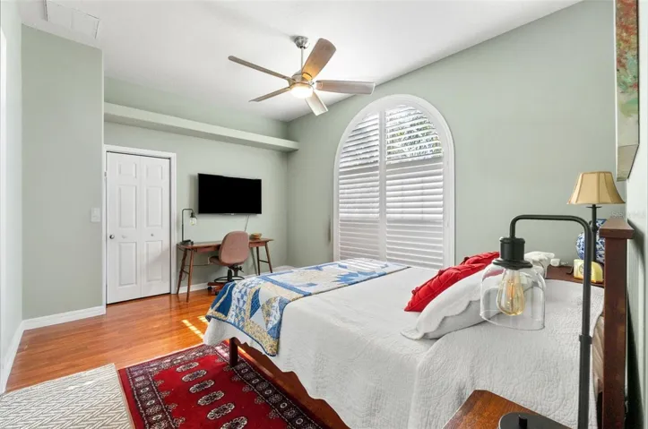 suite bedroom
