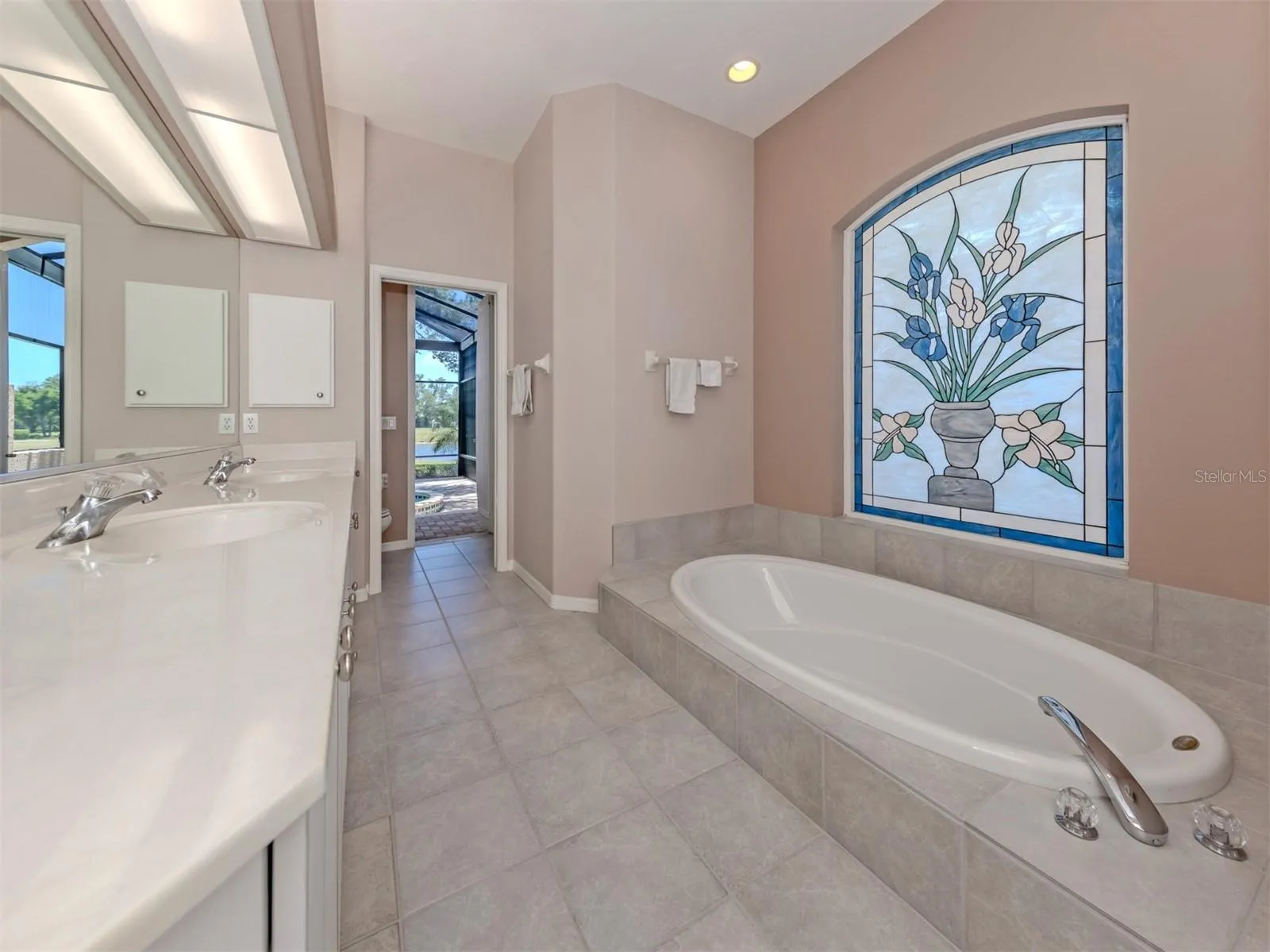 En-suite bath with access from pool.