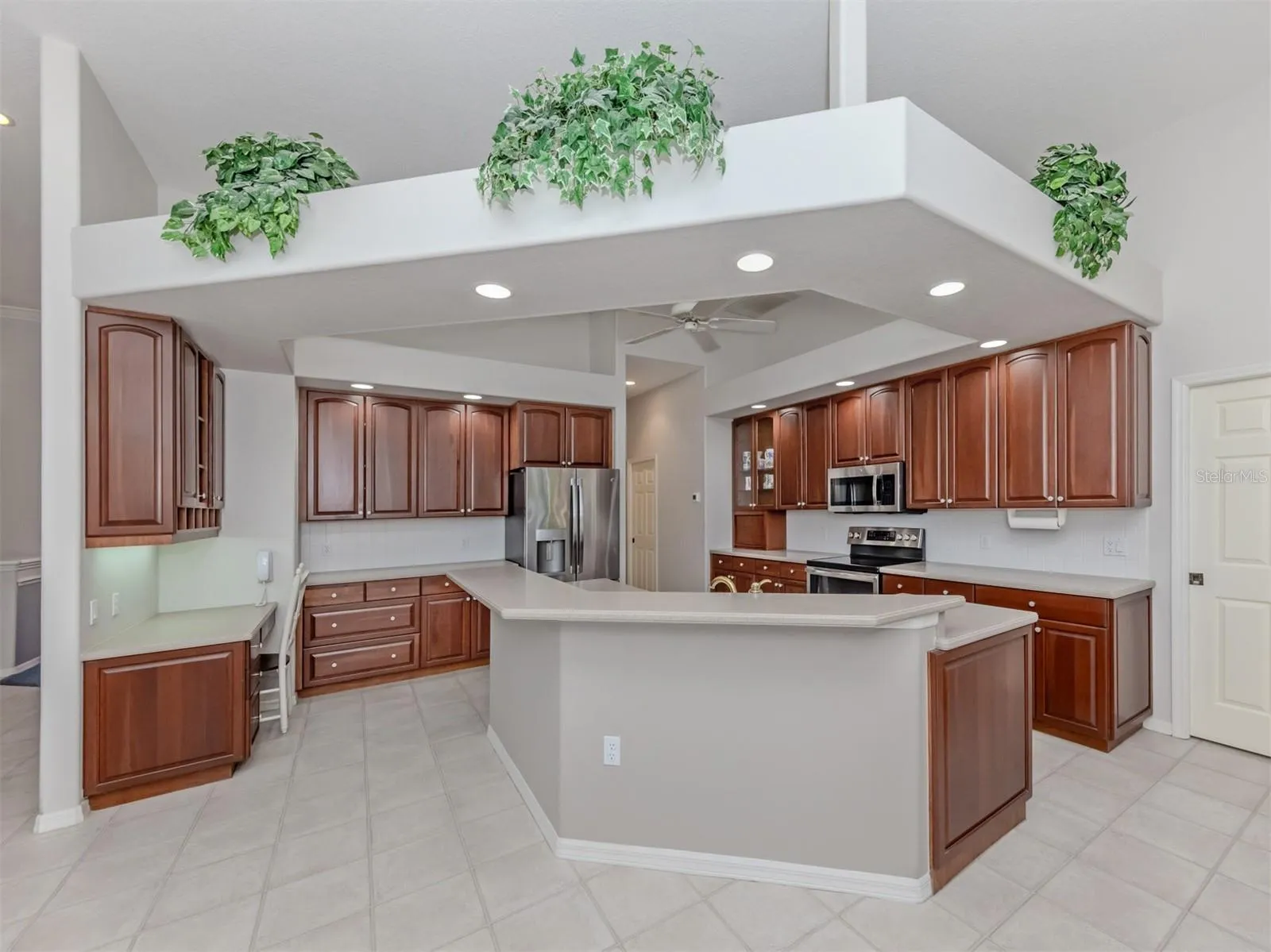Large kitchen with breakfast bar