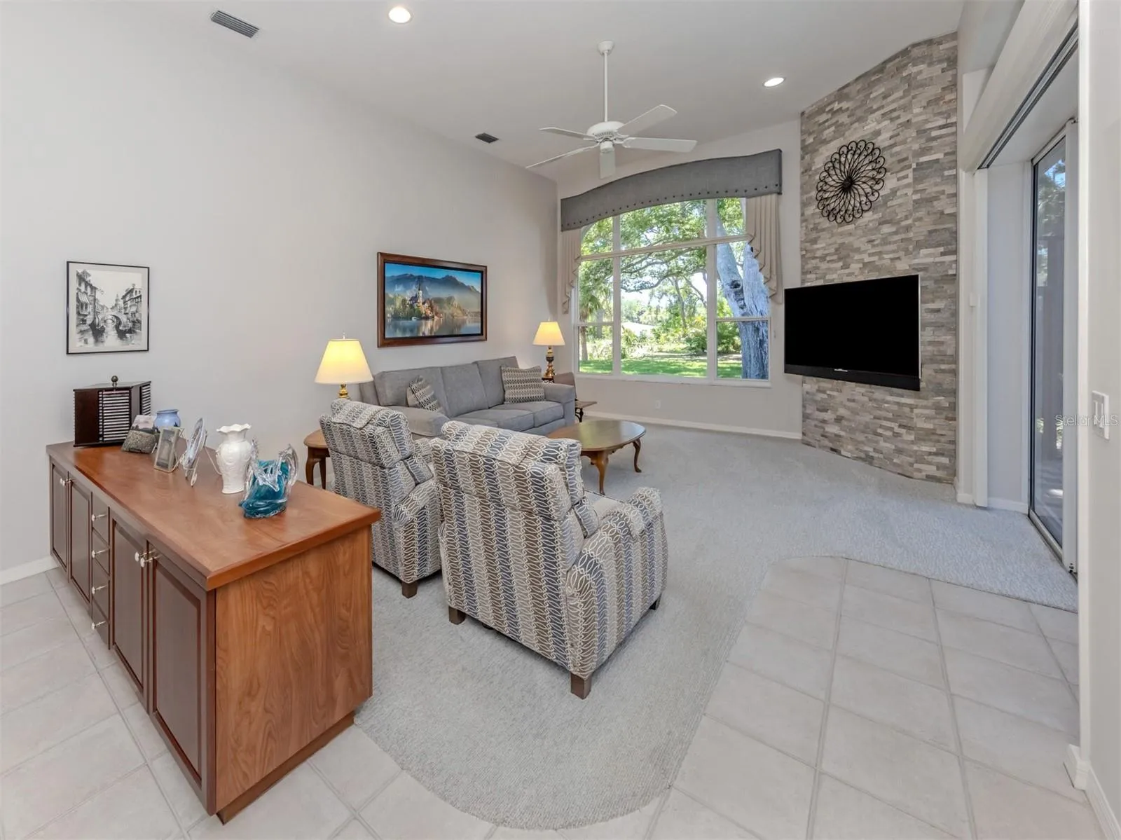 Family room with the warm of stone and flooded with light