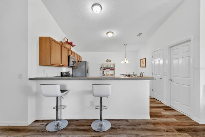 Kitchen Eat-In Breakfast Bar