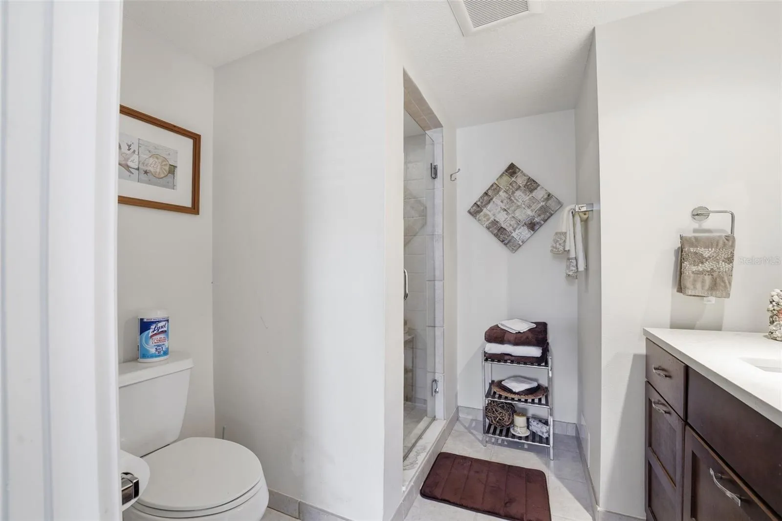 En suite bathroom to Primary Bedroom.