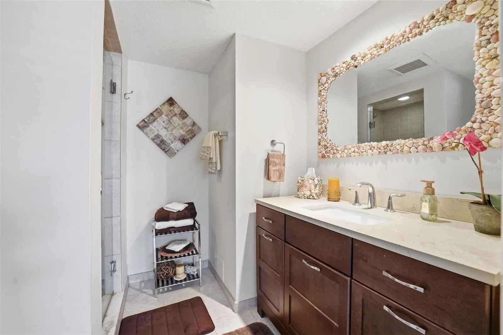Functional en suite vanity.