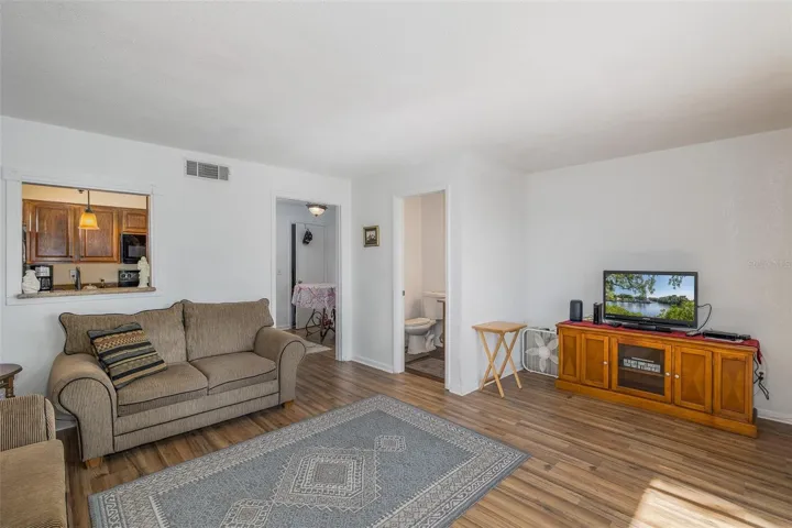 2/2 Living Areas
