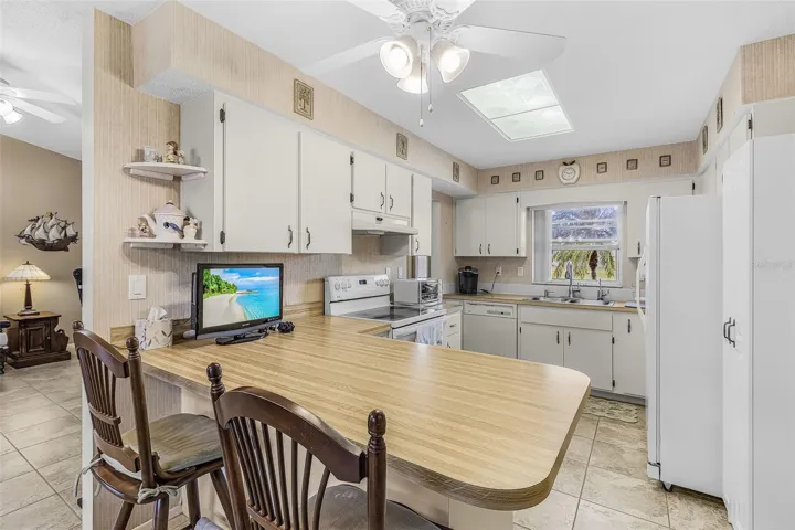 Breakfast Bar in kitchen