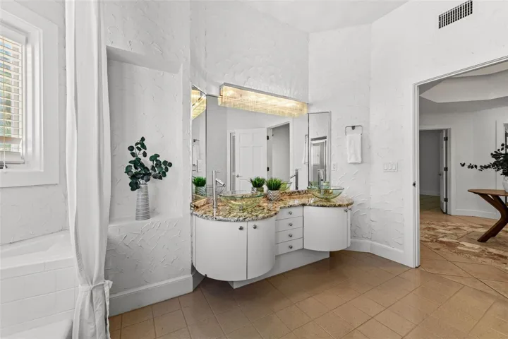 Full Bathroom #2 (East Wing - 1st Floor)